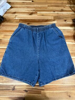 chic Relaxed-Fit Denim Shorts in Blue